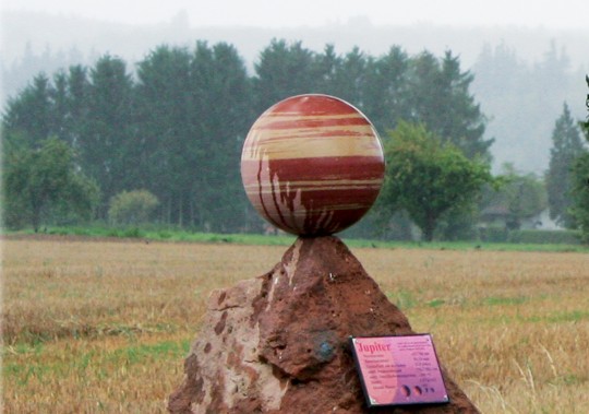 Jupitermodell auf Sandsteinfindling am Hegweg (Foto: Dr. Bernhard Christ)