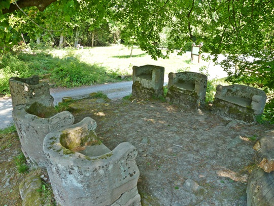 Die sechs Barocksessel am Römerkastell Hainhaus (Foto: N. Allmann)