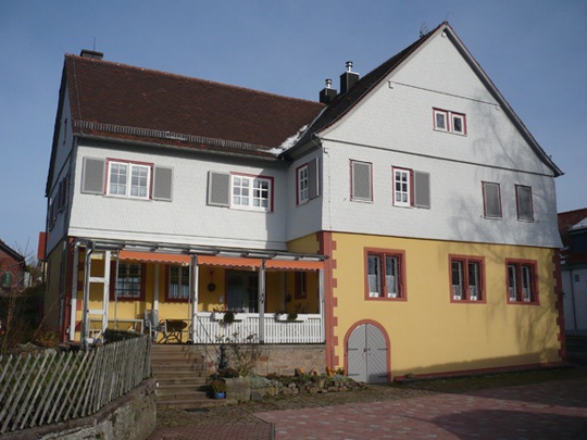 Das evangelische Pfarrhaus Vielbrunn. Die linke Hälfte stammt aus dem Jahr 1570 (Foto: N. Allmann)