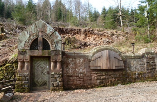 Das 1905 erbaute und 1969 stillgelegte Wasserwerk Vielbrunn in der Hangenmühle (Foto: N. Allmann)