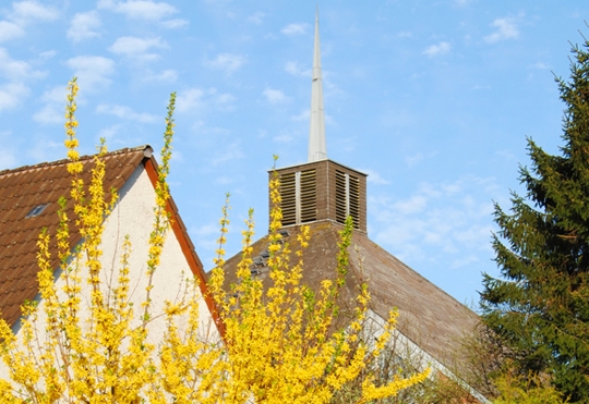 Katholische Kirche vom Kindergarten aus gesehen