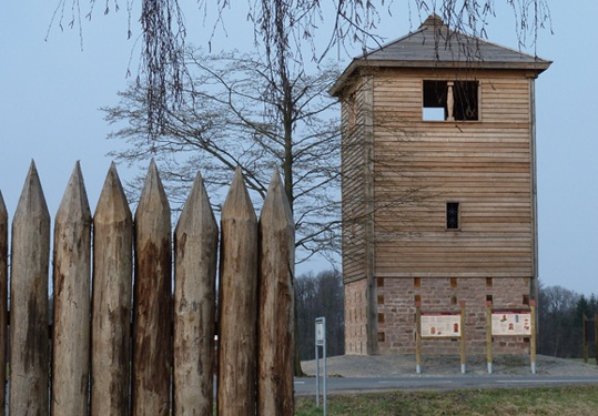 Nachbildung eines römischen Wachturmes und Palisade bei Vielbrunn (Foto: N. Allmann)